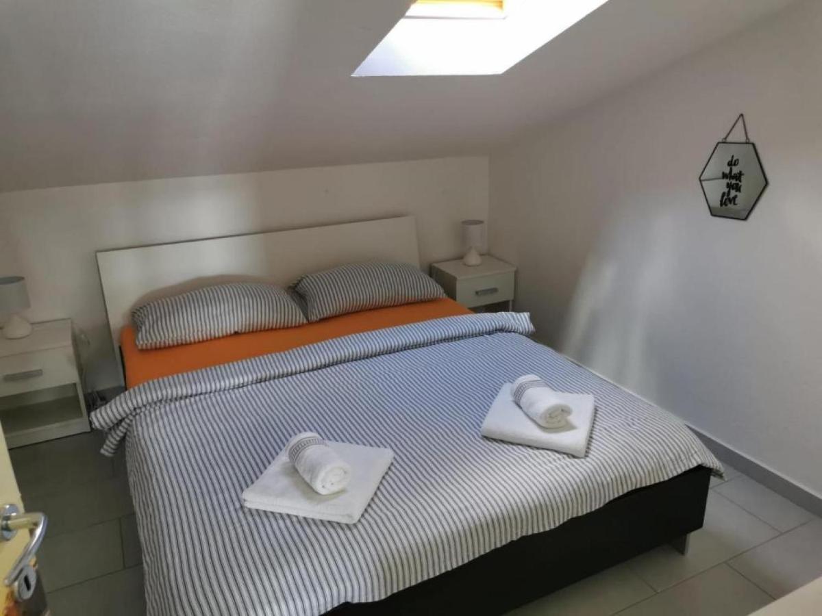 Apartman Sutalo 코마르나 외부 사진