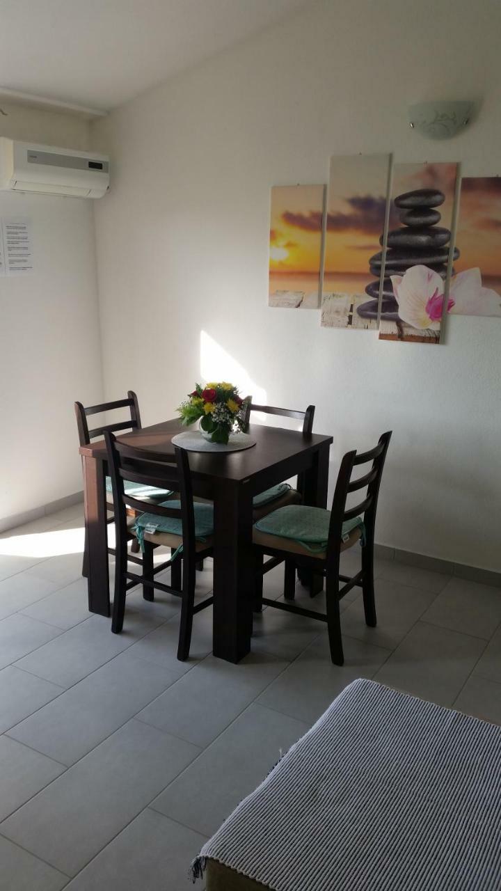 Apartman Sutalo 코마르나 외부 사진